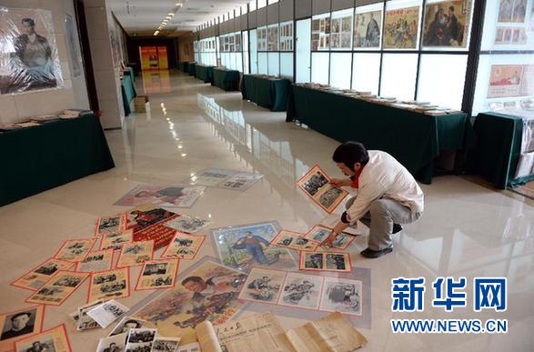 \ (晚报)(1)郑州一大学老师收藏焦裕禄藏品2000余件